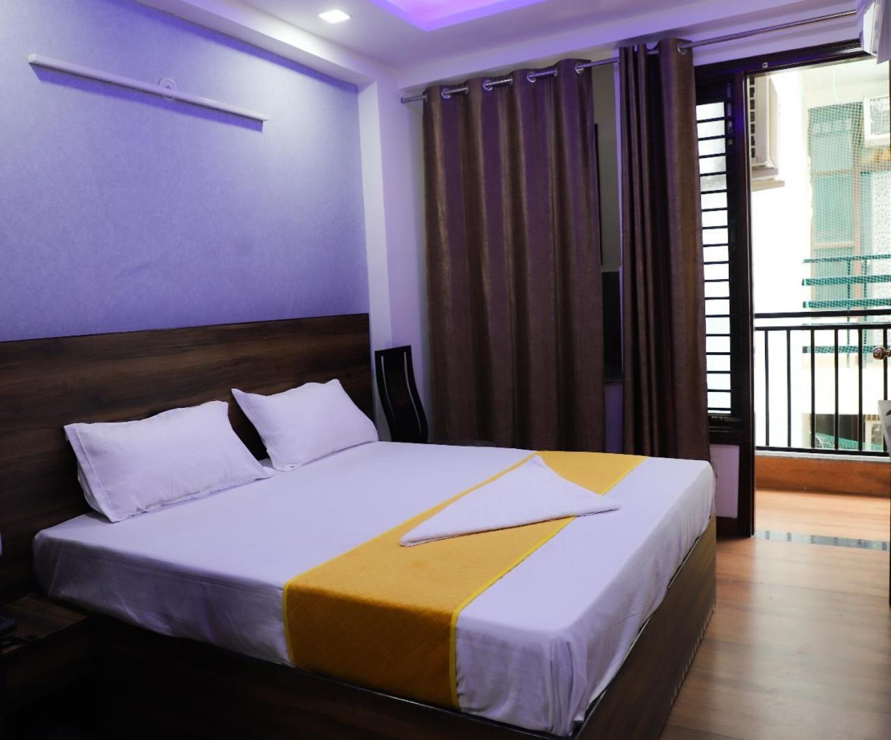 Surya International Bed and Breakfast New Delhi Buitenkant foto