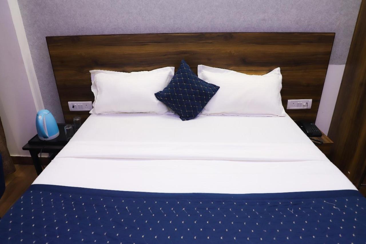 Surya International Bed and Breakfast New Delhi Buitenkant foto