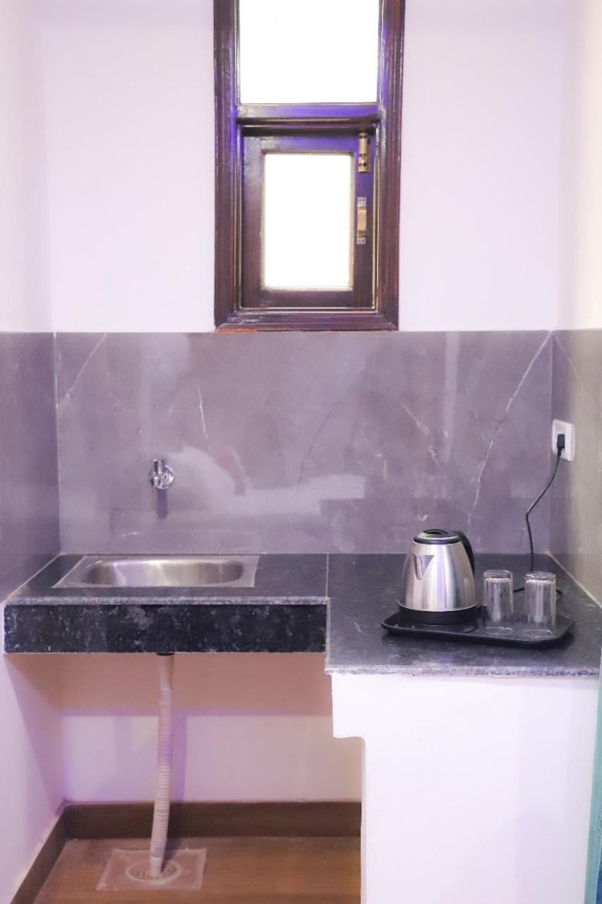 Surya International Bed and Breakfast New Delhi Buitenkant foto