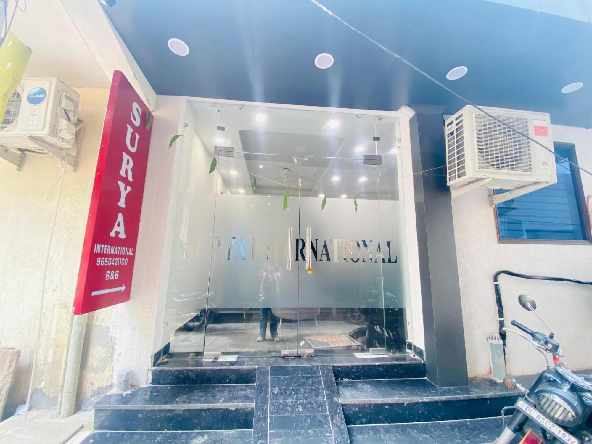 Surya International Bed and Breakfast New Delhi Buitenkant foto