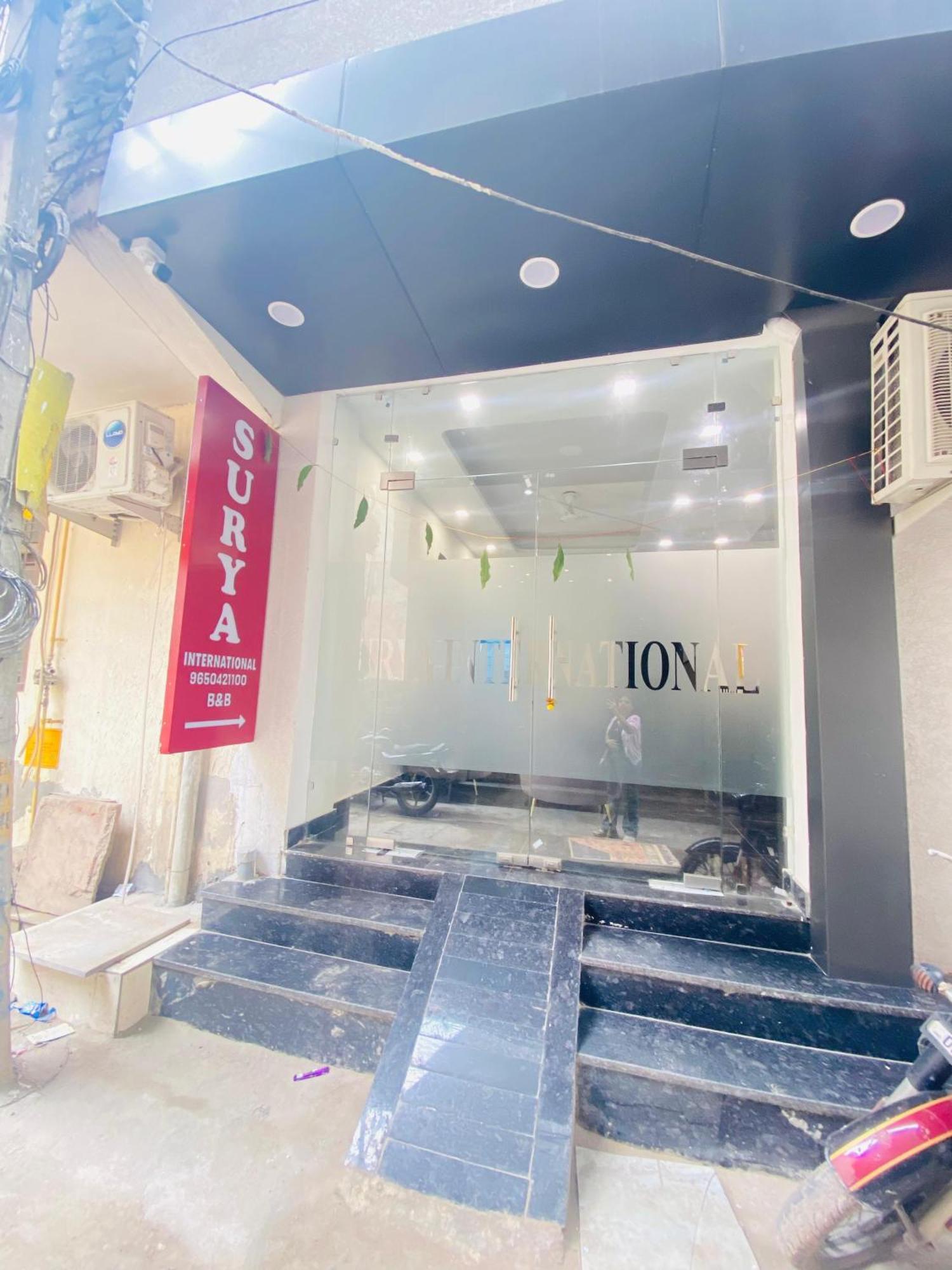 Surya International Bed and Breakfast New Delhi Buitenkant foto